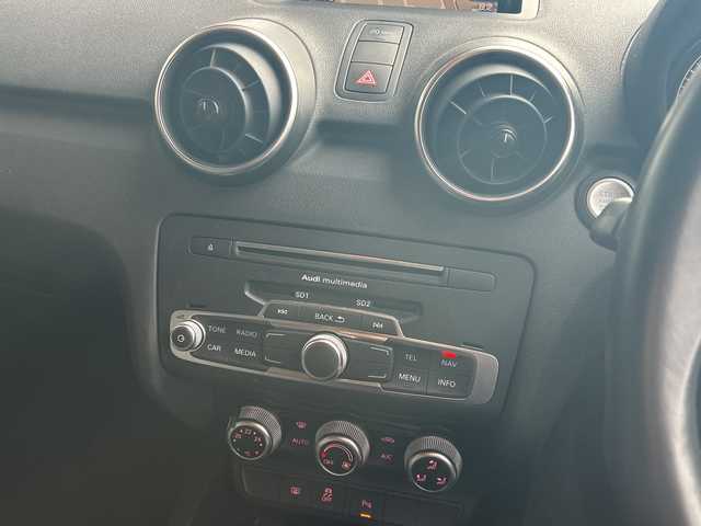 アウディ Ａ１ SB 1．0TFSI 高知県 2017(平29)年 5万km ミサノレッドパールエフェクト 登録時走行距離　50015km/純正ナビ(Audi multimedia)/【CD/DVD/フルセグTV】/ETC/オートライト/純正HIDライト/ヘッドライトレベライザー/スマートキー/プッシュスタート/アイドリングストップ/純正アルミホイール 15インチ/純正フロアマット/スペアキー×1【スマートキー】/新車時整備手帳（保証書）/取扱説明書/記録簿有(R4/2、R6/2)