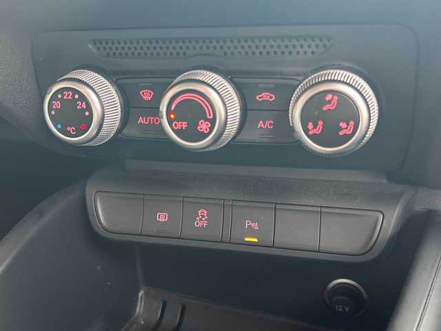 アウディ Ａ１ SB 1．0TFSI 高知県 2017(平29)年 5万km ミサノレッドパールエフェクト 登録時走行距離　50015km/純正ナビ(Audi multimedia)/【CD/DVD/フルセグTV】/ETC/オートライト/純正HIDライト/ヘッドライトレベライザー/スマートキー/プッシュスタート/アイドリングストップ/純正アルミホイール 15インチ/純正フロアマット/スペアキー×1【スマートキー】/新車時整備手帳（保証書）/取扱説明書/記録簿有(R4/2、R6/2)