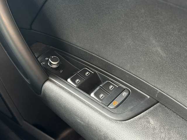 アウディ Ａ１ SB 1．0TFSI 高知県 2017(平29)年 5万km ミサノレッドパールエフェクト 登録時走行距離　50015km/純正ナビ(Audi multimedia)/【CD/DVD/フルセグTV】/ETC/オートライト/純正HIDライト/ヘッドライトレベライザー/スマートキー/プッシュスタート/アイドリングストップ/純正アルミホイール 15インチ/純正フロアマット/スペアキー×1【スマートキー】/新車時整備手帳（保証書）/取扱説明書/記録簿有(R4/2、R6/2)