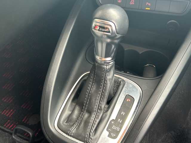 アウディ Ａ１ SB 1．0TFSI 高知県 2017(平29)年 5万km ミサノレッドパールエフェクト 登録時走行距離　50015km/純正ナビ(Audi multimedia)/【CD/DVD/フルセグTV】/ETC/オートライト/純正HIDライト/ヘッドライトレベライザー/スマートキー/プッシュスタート/アイドリングストップ/純正アルミホイール 15インチ/純正フロアマット/スペアキー×1【スマートキー】/新車時整備手帳（保証書）/取扱説明書/記録簿有(R4/2、R6/2)