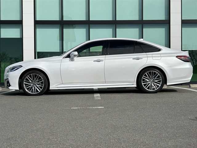 トヨタ クラウン ハイブリッド RS 和歌山県 2021(令3)年 4.4万km プレシャスホワイトパール 純正メーカーナビ/バックカメラ/フルセグTV/プリクラッシュセーフティー/レーダークルーズコントロール/ブラインドスポットモニター/クリアランスソナー/純正アルミホイール/純正フロアマット/ハーフレザーシート/ビルトインETC/パワーシート/シートヒーター/LEDヘッドライト/フォグランプ/オートライト/オートマチックハイビーム