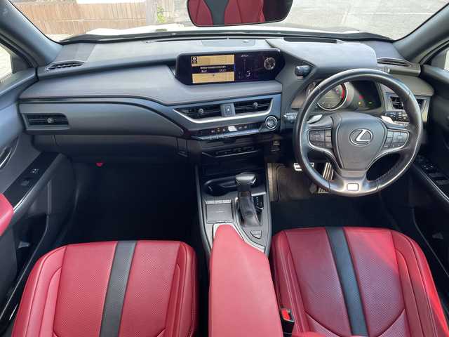 レクサス ＵＸ 200 Fスポーツ 静岡県 2020(令2)年 5.7万km グラファイトブラックガラスフレーク Lexus Safety System/純正10.3インチナビ/レクサスプレミアムナビゲーション/パワーシートD＋N/パワーバックドア/シートヒーターD＋N/ステアリングヒーター/ヒーテッドドアミラー/ETC2.0/パドルシフト/レーダークルーズコントロール/ヘッドアップディスプレイ/三眼フルLEDヘッドランプ/フレアレッド赤革シート/純正１８インチアルミホイール/純正フロアマット/アクテイブサウンドコントロール/Bluetooth/CD/DVD/AUX/USB/フルセグ/ブラインドスポットモニター/フロントフォグランプ