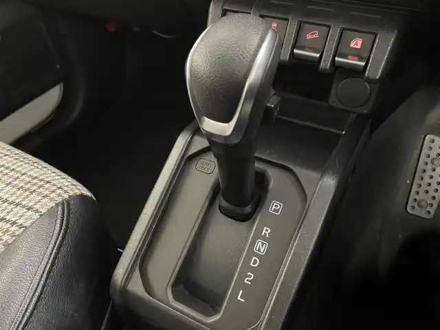 スズキ ジムニー シエラ JC 道央・札幌 2020(令2)年 4.1万km ピュアホワイトパール ・ワンオーナー/・４WD/・リフトアップ/・純正8インチナビ/　CD/DVD/SD/BT/フルセグ/・バックカメラ/・ビルトインETC/・アイドリングストップ/・衝突軽減ブレーキ/・クルーズコントロール/・レーンキープアシスト/・前席シートヒーター/・シートカバー/・LEDヘッドライト/・フォグライト/・オートライト/・プッシュスタート/・スマートキー/・純正AW