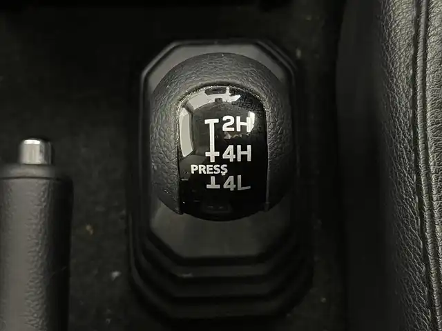 スズキ ジムニー シエラ JC 道央・札幌 2020(令2)年 4.1万km ピュアホワイトパール ・ワンオーナー/・４WD/・リフトアップ/・純正8インチナビ/　CD/DVD/SD/BT/フルセグ/・バックカメラ/・ビルトインETC/・アイドリングストップ/・衝突軽減ブレーキ/・クルーズコントロール/・レーンキープアシスト/・前席シートヒーター/・シートカバー/・LEDヘッドライト/・フォグライト/・オートライト/・プッシュスタート/・スマートキー/・純正AW