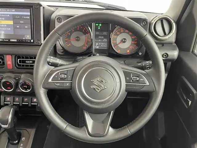 スズキ ジムニー シエラ JC 道央・札幌 2020(令2)年 4.1万km ピュアホワイトパール ・ワンオーナー/・４WD/・リフトアップ/・純正8インチナビ/　CD/DVD/SD/BT/フルセグ/・バックカメラ/・ビルトインETC/・アイドリングストップ/・衝突軽減ブレーキ/・クルーズコントロール/・レーンキープアシスト/・前席シートヒーター/・シートカバー/・LEDヘッドライト/・フォグライト/・オートライト/・プッシュスタート/・スマートキー/・純正AW