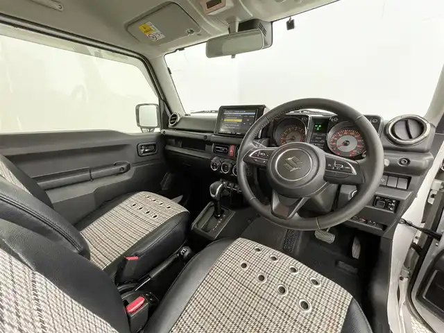 スズキ ジムニー シエラ JC 道央・札幌 2020(令2)年 4.1万km ピュアホワイトパール ・ワンオーナー/・４WD/・リフトアップ/・純正8インチナビ/　CD/DVD/SD/BT/フルセグ/・バックカメラ/・ビルトインETC/・アイドリングストップ/・衝突軽減ブレーキ/・クルーズコントロール/・レーンキープアシスト/・前席シートヒーター/・シートカバー/・LEDヘッドライト/・フォグライト/・オートライト/・プッシュスタート/・スマートキー/・純正AW