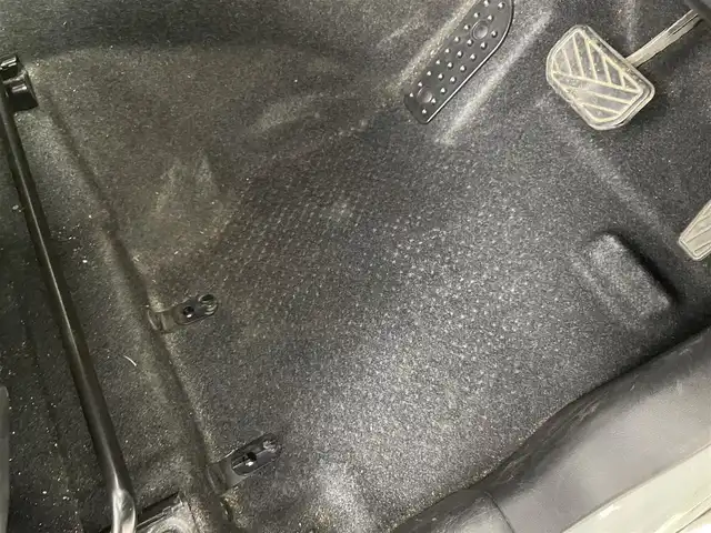 スズキ ジムニー シエラ JC 道央・札幌 2020(令2)年 4.1万km ピュアホワイトパール ・ワンオーナー/・４WD/・リフトアップ/・純正8インチナビ/　CD/DVD/SD/BT/フルセグ/・バックカメラ/・ビルトインETC/・アイドリングストップ/・衝突軽減ブレーキ/・クルーズコントロール/・レーンキープアシスト/・前席シートヒーター/・シートカバー/・LEDヘッドライト/・フォグライト/・オートライト/・プッシュスタート/・スマートキー/・純正AW