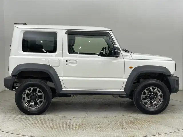 スズキ ジムニー シエラ JC 道央・札幌 2020(令2)年 4.1万km ピュアホワイトパール ・ワンオーナー/・４WD/・リフトアップ/・純正8インチナビ/　CD/DVD/SD/BT/フルセグ/・バックカメラ/・ビルトインETC/・アイドリングストップ/・衝突軽減ブレーキ/・クルーズコントロール/・レーンキープアシスト/・前席シートヒーター/・シートカバー/・LEDヘッドライト/・フォグライト/・オートライト/・プッシュスタート/・スマートキー/・純正AW