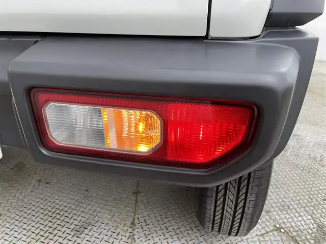 スズキ ジムニー シエラ JC 道央・札幌 2020(令2)年 4.1万km ピュアホワイトパール ・ワンオーナー/・４WD/・リフトアップ/・純正8インチナビ/　CD/DVD/SD/BT/フルセグ/・バックカメラ/・ビルトインETC/・アイドリングストップ/・衝突軽減ブレーキ/・クルーズコントロール/・レーンキープアシスト/・前席シートヒーター/・シートカバー/・LEDヘッドライト/・フォグライト/・オートライト/・プッシュスタート/・スマートキー/・純正AW