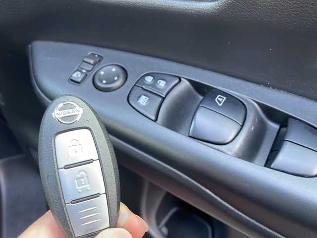 日産 セレナ ハイウェイスター 青森県 2017(平29)年 10.5万km マルーンレッド 2トーン 4WD/セーフティパックA/純正9インチSDナビ・フルセグTV/CD・DVD・Bluetooth・SD/純正フリップダウンモニター/アラウンドビューモニター/インテリジェントパーキングアシスト/エマージェンシーブレーキ/クルーズコントロール/レーンキープアシスト/フロント・バックソナー/横滑り防止機能/2.3列目USB電源ソケット/3列目シートスライド/ビルトインETC/LEDヘッドライト/フォグランプ/社外15インチアルミ/インテリキー