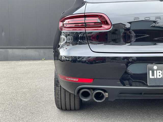 ポルシェ マカン GTS 香川県 2017(平29)年 5.7万km 黒 スポーツクロノ/スポーツエキゾースト/パノラマサンルーフ/ハーフレザー/レッドステッチ/純正ナビ、地デジ/全方位カメラ/前席パワーシート/前席シートヒーター/クルコン/電動Rゲート/HIDライト/スマートキー/前後コーナーセンサー/レーンアシスト/純正20インチアルミ