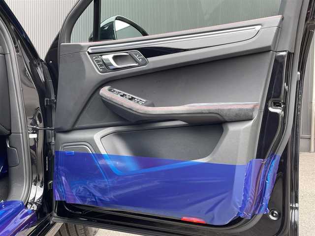 ポルシェ マカン GTS 香川県 2017(平29)年 5.7万km 黒 スポーツクロノ/スポーツエキゾースト/パノラマサンルーフ/ハーフレザー/レッドステッチ/純正ナビ、地デジ/全方位カメラ/前席パワーシート/前席シートヒーター/クルコン/電動Rゲート/HIDライト/スマートキー/前後コーナーセンサー/レーンアシスト/純正20インチアルミ