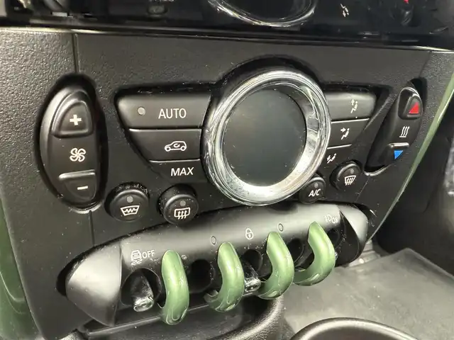ＭＩＮＩ ミニ クロスオーバー クーパー D 愛知県 2015(平27)年 7.1万km ジャングルグリーン /正規ディーラー車//禁煙車//ジャングルグリーン//ミントパッケージ//バイキセノンオートヘッドライト//LEDフォグランプ//レインセンサー//ヒ―テッドウィンドスクリーン//BFグッドリッチオフロードタイヤ//ALL-TERRAIN T/A KO2//社外16インチアルミホイール//リフトアップ//社外オーバーフェンダー//社外ミラーカバー//カロッツェリアナビ//フルセグ/Bluetooth/SD/CD/DVD/MSV/AUX//バックカメラ//ETC//前後ドライブレコーダー//社外ツイータースピーカー//社外ウーファー//MTモード付きAT//DSC//ルーフレール//グリーンインテリアパネル//革巻きステアリング//チルト＆テレスコピックステアリング//プッシュスタートボタン//スペアキー//フロアマット//シートリフター//電動格納ミラー//保証書//取扱説明書//ナビ取扱説明書//点検整備記録簿H28.29.R4.6