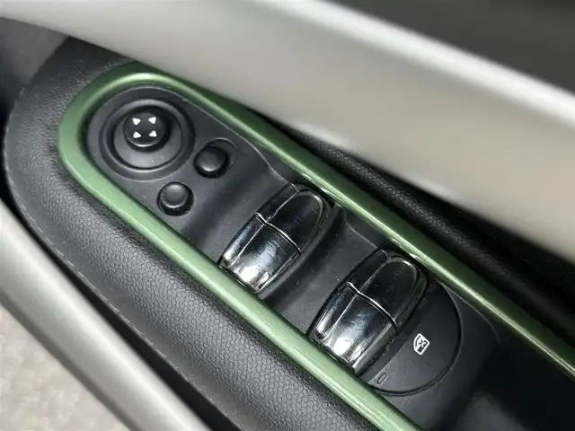 ＭＩＮＩ ミニ クロスオーバー クーパー D 愛知県 2015(平27)年 7.1万km ジャングルグリーン /正規ディーラー車//禁煙車//ジャングルグリーン//ミントパッケージ//バイキセノンオートヘッドライト//LEDフォグランプ//レインセンサー//ヒ―テッドウィンドスクリーン//BFグッドリッチオフロードタイヤ//ALL-TERRAIN T/A KO2//社外16インチアルミホイール//リフトアップ//社外オーバーフェンダー//社外ミラーカバー//カロッツェリアナビ//フルセグ/Bluetooth/SD/CD/DVD/MSV/AUX//バックカメラ//ETC//前後ドライブレコーダー//社外ツイータースピーカー//社外ウーファー//MTモード付きAT//DSC//ルーフレール//グリーンインテリアパネル//革巻きステアリング//チルト＆テレスコピックステアリング//プッシュスタートボタン//スペアキー//フロアマット//シートリフター//電動格納ミラー//保証書//取扱説明書//ナビ取扱説明書//点検整備記録簿H28.29.R4.6