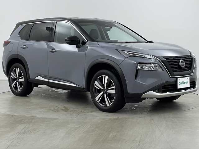 日産 エクストレイル G e－4ORCE 道央・札幌 2022(令4)年 0.9万km ステルスグレー/スーパーブラック ・4WD/・2トーンルーフ/・日産コネクト12.3型ナビゲーション/&フルセグ&BT&AppleCarplay&USB/・プロパイロット/・オートパーキング/・e-pedal/・SOSコール/・プロパイロットパーキング/・インテリジェントアラウンドビューモニター/・インテリジェントルームミラー/・360度セーフティアシスト/・ドライブモードセレクター/・アダバンスドヒルディセントコントロール/・ハンズフリーパワーバックドア/・合皮シート/・前席パワーシート/・全席シートヒーター/・運転席メモリーシート/・革巻きステアリング/・ステアリングヒーター/・クリアランスソナー/・純正ビルトインETC2.0/・ロールサンシェード【リアドア】/・全席USB電源ソケット/・AC100Vコンセント/・プッシュスタート/・スマートキー/・純正サイドシル　リアスポイラー/・純正19インチアルミホイール/・電格ウインカーミラー/・アダブティブLEDヘッドランプ/・オートライト/・オートハイビーム/・シーケンシャルターンランプ/・スペアキー