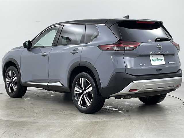 日産 エクストレイル G e－4ORCE 道央・札幌 2022(令4)年 0.9万km ステルスグレー/スーパーブラック ・4WD/・2トーンルーフ/・日産コネクト12.3型ナビゲーション/&フルセグ&BT&AppleCarplay&USB/・プロパイロット/・オートパーキング/・e-pedal/・SOSコール/・プロパイロットパーキング/・インテリジェントアラウンドビューモニター/・インテリジェントルームミラー/・360度セーフティアシスト/・ドライブモードセレクター/・アダバンスドヒルディセントコントロール/・ハンズフリーパワーバックドア/・合皮シート/・前席パワーシート/・全席シートヒーター/・運転席メモリーシート/・革巻きステアリング/・ステアリングヒーター/・クリアランスソナー/・純正ビルトインETC2.0/・ロールサンシェード【リアドア】/・全席USB電源ソケット/・AC100Vコンセント/・プッシュスタート/・スマートキー/・純正サイドシル　リアスポイラー/・純正19インチアルミホイール/・電格ウインカーミラー/・アダブティブLEDヘッドランプ/・オートライト/・オートハイビーム/・シーケンシャルターンランプ/・スペアキー