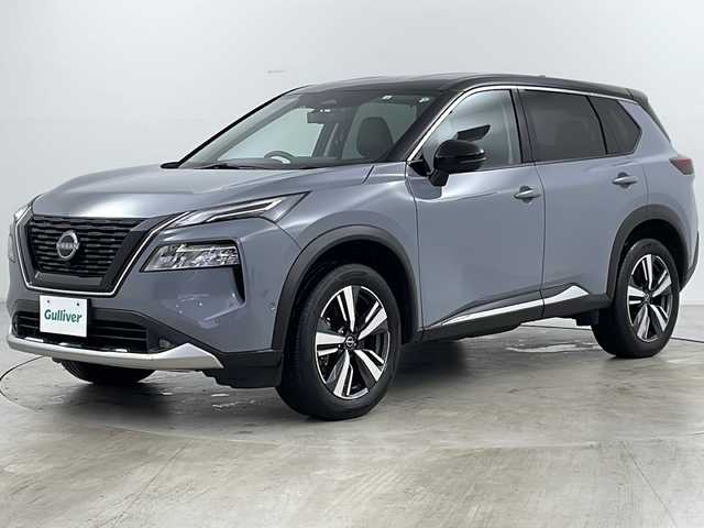 日産 エクストレイル G e－4ORCE 道央・札幌 2022(令4)年 0.9万km ステルスグレー/スーパーブラック ・4WD/・2トーンルーフ/・日産コネクト12.3型ナビゲーション/&フルセグ&BT&AppleCarplay&USB/・プロパイロット/・オートパーキング/・e-pedal/・SOSコール/・プロパイロットパーキング/・インテリジェントアラウンドビューモニター/・インテリジェントルームミラー/・360度セーフティアシスト/・ドライブモードセレクター/・アダバンスドヒルディセントコントロール/・ハンズフリーパワーバックドア/・合皮シート/・前席パワーシート/・全席シートヒーター/・運転席メモリーシート/・革巻きステアリング/・ステアリングヒーター/・クリアランスソナー/・純正ビルトインETC2.0/・ロールサンシェード【リアドア】/・全席USB電源ソケット/・AC100Vコンセント/・プッシュスタート/・スマートキー/・純正サイドシル　リアスポイラー/・純正19インチアルミホイール/・電格ウインカーミラー/・アダブティブLEDヘッドランプ/・オートライト/・オートハイビーム/・シーケンシャルターンランプ/・スペアキー