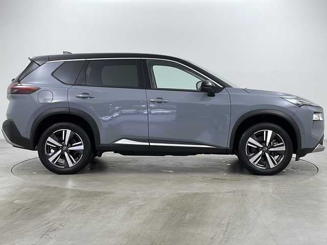 日産 エクストレイル G e－4ORCE 道央・札幌 2022(令4)年 0.9万km ステルスグレー/スーパーブラック ・4WD/・2トーンルーフ/・日産コネクト12.3型ナビゲーション/&フルセグ&BT&AppleCarplay&USB/・プロパイロット/・オートパーキング/・e-pedal/・SOSコール/・プロパイロットパーキング/・インテリジェントアラウンドビューモニター/・インテリジェントルームミラー/・360度セーフティアシスト/・ドライブモードセレクター/・アダバンスドヒルディセントコントロール/・ハンズフリーパワーバックドア/・合皮シート/・前席パワーシート/・全席シートヒーター/・運転席メモリーシート/・革巻きステアリング/・ステアリングヒーター/・クリアランスソナー/・純正ビルトインETC2.0/・ロールサンシェード【リアドア】/・全席USB電源ソケット/・AC100Vコンセント/・プッシュスタート/・スマートキー/・純正サイドシル　リアスポイラー/・純正19インチアルミホイール/・電格ウインカーミラー/・アダブティブLEDヘッドランプ/・オートライト/・オートハイビーム/・シーケンシャルターンランプ/・スペアキー