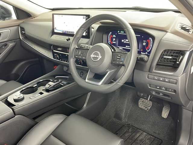 日産 エクストレイル G e－4ORCE 道央・札幌 2022(令4)年 0.9万km ステルスグレー/スーパーブラック ・4WD/・2トーンルーフ/・日産コネクト12.3型ナビゲーション/&フルセグ&BT&AppleCarplay&USB/・プロパイロット/・オートパーキング/・e-pedal/・SOSコール/・プロパイロットパーキング/・インテリジェントアラウンドビューモニター/・インテリジェントルームミラー/・360度セーフティアシスト/・ドライブモードセレクター/・アダバンスドヒルディセントコントロール/・ハンズフリーパワーバックドア/・合皮シート/・前席パワーシート/・全席シートヒーター/・運転席メモリーシート/・革巻きステアリング/・ステアリングヒーター/・クリアランスソナー/・純正ビルトインETC2.0/・ロールサンシェード【リアドア】/・全席USB電源ソケット/・AC100Vコンセント/・プッシュスタート/・スマートキー/・純正サイドシル　リアスポイラー/・純正19インチアルミホイール/・電格ウインカーミラー/・アダブティブLEDヘッドランプ/・オートライト/・オートハイビーム/・シーケンシャルターンランプ/・スペアキー