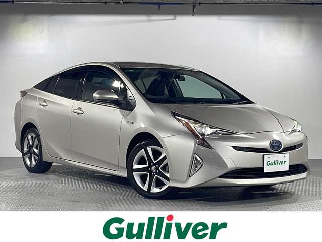 トヨタ プリウス A ツーリングセレクション 沖縄県 2016(平28)年 7.4万km スティールブロンドM ・県外仕入/・禁煙車/・純正9インチナビ（フルセグTV CD FM AM BT）/・Toyota Safety Sense/・プリクラッシュセーフティ/・レーンディパーチャーアラート/・オートマチックハイビーム/・ブレーキ制御付きレーダークルーズコントロール/・インテリジェントクリアランスソナー/・ヘッドアップディスプレイ/・前後ドライブレコーダー/・ステアリングリモコン/・レザーシート/・シートヒーター/・オールオートパワーウィンドウ/・ETC/・プッシュスタート/・スマートキー/・純正アルミホイール/・純正フロアマット/・純正ドアバイザー