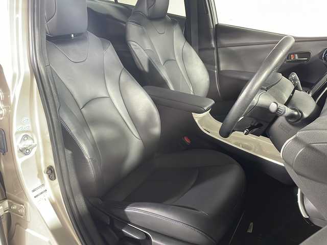 トヨタ プリウス A ツーリングセレクション 沖縄県 2016(平28)年 7.4万km スティールブロンドM ・県外仕入/・禁煙車/・純正9インチナビ（フルセグTV CD FM AM BT）/・Toyota Safety Sense/・プリクラッシュセーフティ/・レーンディパーチャーアラート/・オートマチックハイビーム/・ブレーキ制御付きレーダークルーズコントロール/・インテリジェントクリアランスソナー/・ヘッドアップディスプレイ/・前後ドライブレコーダー/・ステアリングリモコン/・レザーシート/・シートヒーター/・オールオートパワーウィンドウ/・ETC/・プッシュスタート/・スマートキー/・純正アルミホイール/・純正フロアマット/・純正ドアバイザー