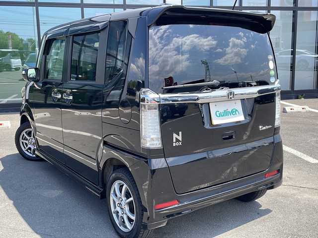 ホンダ Ｎ ＢＯＸ カスタム G ターボSSパッケージ 道東・釧路十勝 2014(平26)年 10.1万km スマートブラック ・４WD/・純正SDメモリナビ/（CD・AM・FM・iPod・ SD）/・バックカメラ/・CTBA（シティブレーキアクティブシステム）/・両側電動スライドドア/・スマートキー/・プッシュスタート/・横滑り防止装置/・オートライト/・パドルシフト/・前席シートヒーター/・ステアリングスイッチ /・フォグランプ /・オートライト/・社外１４インチアルミホイール