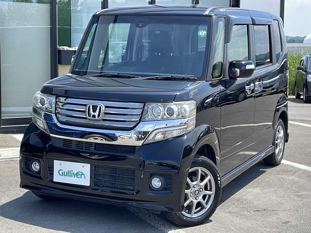 ホンダ Ｎ ＢＯＸ カスタム G ターボSSパッケージ 道東・釧路十勝 2014(平26)年 10.1万km スマートブラック ・４WD/・純正SDメモリナビ/（CD・AM・FM・iPod・ SD）/・バックカメラ/・CTBA（シティブレーキアクティブシステム）/・両側電動スライドドア/・スマートキー/・プッシュスタート/・横滑り防止装置/・オートライト/・パドルシフト/・前席シートヒーター/・ステアリングスイッチ /・フォグランプ /・オートライト/・社外１４インチアルミホイール