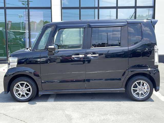 ホンダ Ｎ ＢＯＸ カスタム G ターボSSパッケージ 道東・釧路十勝 2014(平26)年 10.1万km スマートブラック ・４WD/・純正SDメモリナビ/（CD・AM・FM・iPod・ SD）/・バックカメラ/・CTBA（シティブレーキアクティブシステム）/・両側電動スライドドア/・スマートキー/・プッシュスタート/・横滑り防止装置/・オートライト/・パドルシフト/・前席シートヒーター/・ステアリングスイッチ /・フォグランプ /・オートライト/・社外１４インチアルミホイール