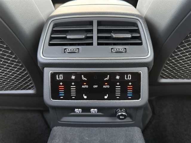アウディ アウディ Ａ６ アバント 40TDIクワトロスポーツ 福島県 2020(令2)年 3万km グレイシアホワイトメタリック ワンオーナー/ラグジュアリーパッケージ/・コンフォートシート/・前席ベンチレーション /・前席メモリシート/全席シートヒーター /マトリクスLEDヘッドライト/アダプティブクルーズコントロール/レーンキープ/ブラインドスポット /純正ナビ/AppleCarPlay/AndroidAuto/360°カメラ/ワイヤレスチャージ/電動リアゲート/・フットオープナー/パドルシフト/ETC/オートホールド /コーナーセンサー /レインセンサー /ドライブレコーダー/2列目ロールシェード/純正18インチAW/取扱説明書/保証書/スペアキー