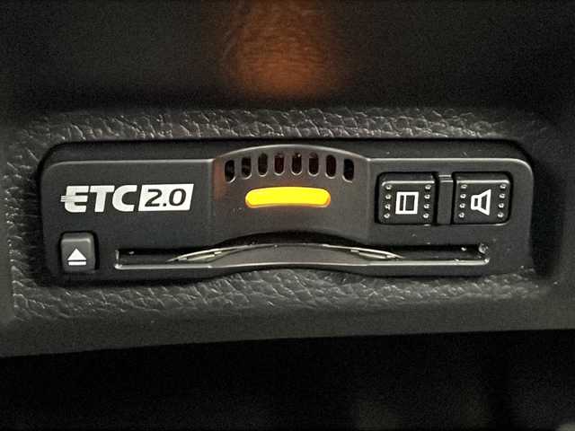 ホンダ ヴェゼル ハイブリッド e:HEV Z 三重県 2023(令5)年 1.6万km プラチナホワイトパール 禁煙車　/衝突軽減　/純正９型ナビ　/フルセグＴＶ　/バックカメラ　/レーダークルーズ　/レーンキープアシスト　/ステアリングヒーター　/シートヒーター　/パワーバックドア　/パドルシフト　/置くだけ充電　/USB充電/ブレーキホールド/ブラインドスポットモニター/フロントデアイサー