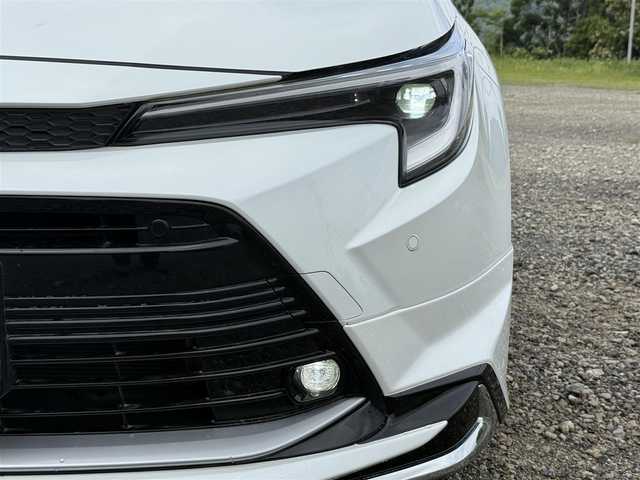 トヨタ カローラツーリング ハイブリッド ダブルバイビー 兵庫県 2022(令4)年 1.1万km プラチナホワイトパールマイカ ワンオーナー/モデリスタエアロ（F/S/RU）/TRDテールゲートスポイラー/純正10インチナビ/フルセグTV/バックモニター/ETC2.0/ハーフレザーシート/LEDヘッドライト/オートハイビーム/レーダークルコン/レーンキープ