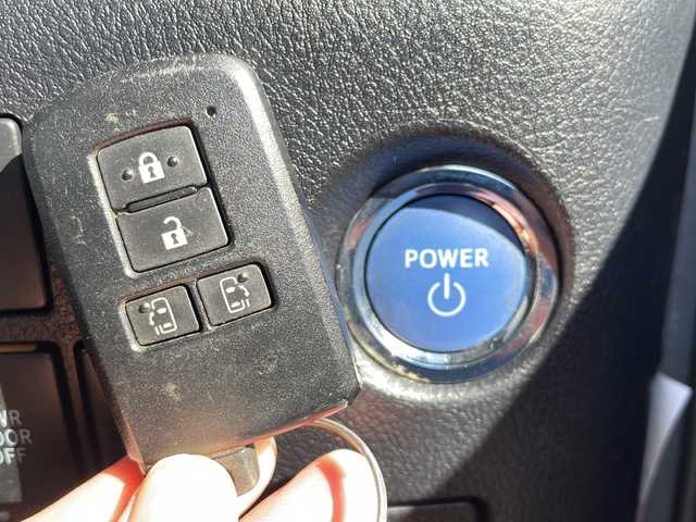 トヨタ アルファードハイブリット G 道東・釧路十勝 2015(平27)年 8.7万km ブラック １０型アルパインナビ　フリップダウンモニター　ＣＤ／ＤＶＤ再生　Ｂｌｕｅｔｏｏｔｈ　フルセグ　バッグカメラ　両側パワースライドドア　クルコン　ドラレコ　ＥＴＣ　純正１７インチＡＷ　ＬＥＤヘッドライト