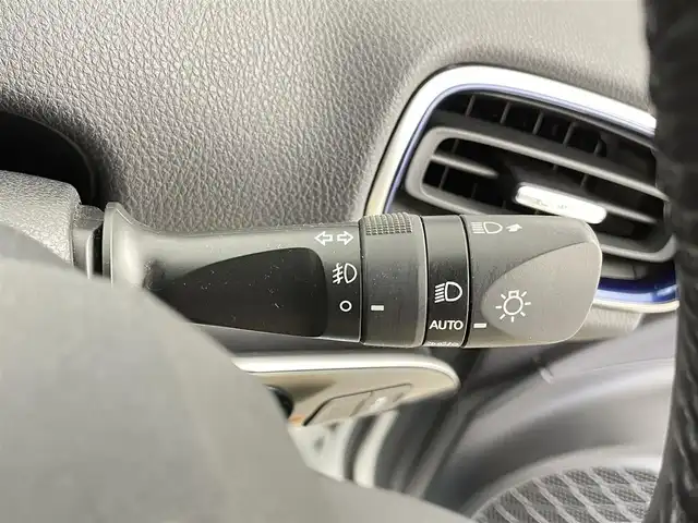 トヨタ プリウス Sツーリングセレクション 千葉県 2021(令3)年 3.9万km プラチナホワイトパールマイカ トヨタセーフティーセンス/・プリクラッシュセーフティ/・レーンディパーチャーアラート/・オートマチックハイビーム/・レーダークルーズコントロール/インテリジェントクリアランスソナー/ブラインドスポットモニター/純正SDナビ/・型式：NSCN-W68/・CD/地デジTV/Bluetooth/アラウンドビューモニター/ビルトインETC/LEDオートヘッドライト/レザーシート/シートヒーター/純正17インチアルミホイール/純正フロアマット/ステアリングスイッチ/ドアバイザー/オートエアコン/プッシュスタート/スマートキー/禁煙車
