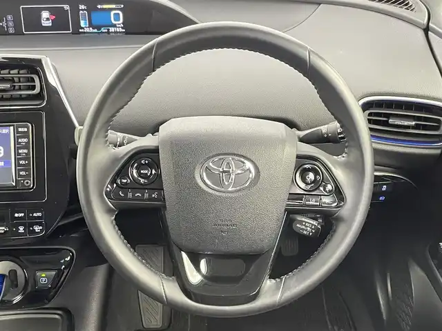 トヨタ プリウス Sツーリングセレクション 千葉県 2021(令3)年 3.9万km プラチナホワイトパールマイカ トヨタセーフティーセンス/・プリクラッシュセーフティ/・レーンディパーチャーアラート/・オートマチックハイビーム/・レーダークルーズコントロール/インテリジェントクリアランスソナー/ブラインドスポットモニター/純正SDナビ/・型式：NSCN-W68/・CD/地デジTV/Bluetooth/アラウンドビューモニター/ビルトインETC/LEDオートヘッドライト/レザーシート/シートヒーター/純正17インチアルミホイール/純正フロアマット/ステアリングスイッチ/ドアバイザー/オートエアコン/プッシュスタート/スマートキー/禁煙車