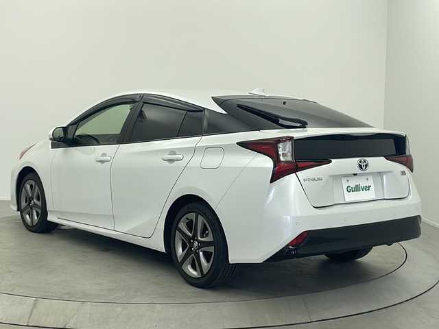 トヨタ プリウス Sツーリングセレクション 大阪府 2021(令3)年 3.9万km ホワイトパールクリスタルシャイン 純正SDナビ/・型式：NSCN-W68/・CD/地デジTV/Bluetooth/アラウンドビューモニター/トヨタセーフティーセンス/・プリクラッシュセーフティ/・レーンディパーチャーアラート/・オートマチックハイビーム/・レーダークルーズコントロール/インテリジェントクリアランスソナー/ブラインドスポットモニター/ビルトインETC/LEDオートヘッドライト/レザーシート/シートヒーター/純正17インチアルミホイール/純正フロアマット/ステアリングスイッチ/ドアバイザー/オートエアコン/プッシュスタート/スマートキー/禁煙車