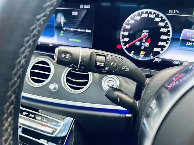 メルセデス・ベンツ Ｅ２００ SW アバンギャルド AMGライン 大阪府 2020(令2)年 2.4万km セレナイトグレー レザーエクスクルーシブP/レーダーセーフティP/サンルーフ/HUD/ブルメスター/ACC/黒革/メモリ付きパワーシート/シートヒーター/純正ナビ/TV/360度カメラ/applecarplay/純正19インチAW/LEDヘッドライト/アンビエントライト/電動リアゲート/ブラインドスポット/パフュームアトマイザー