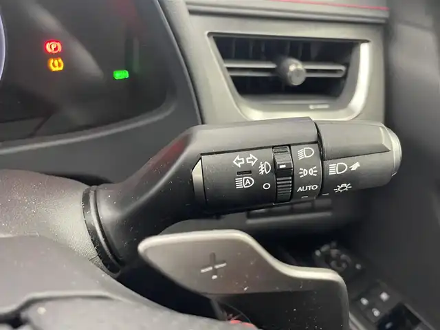 レクサス ＵＸ 250h Fスポーツ 埼玉県 2019(令1)年 5.3万km グラファイトブラックガラスフレーク サンルーフ　メーカーナビ　バックカメラ　ＢＳＭ　赤レザシート　ヒーター　ステアリングヒーター　セーフティセンス　レーダークルーズコントロール　ビルトインＥＴＣ２．０　ワイヤレス充電　地デジフルセグ