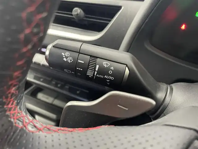 レクサス ＵＸ 250h Fスポーツ 埼玉県 2019(令1)年 5.3万km グラファイトブラックガラスフレーク サンルーフ　メーカーナビ　バックカメラ　ＢＳＭ　赤レザシート　ヒーター　ステアリングヒーター　セーフティセンス　レーダークルーズコントロール　ビルトインＥＴＣ２．０　ワイヤレス充電　地デジフルセグ