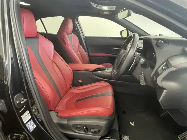 レクサス ＵＸ 250h Fスポーツ 埼玉県 2019(令1)年 5.3万km グラファイトブラックガラスフレーク サンルーフ　メーカーナビ　バックカメラ　ＢＳＭ　赤レザシート　ヒーター　ステアリングヒーター　セーフティセンス　レーダークルーズコントロール　ビルトインＥＴＣ２．０　ワイヤレス充電　地デジフルセグ