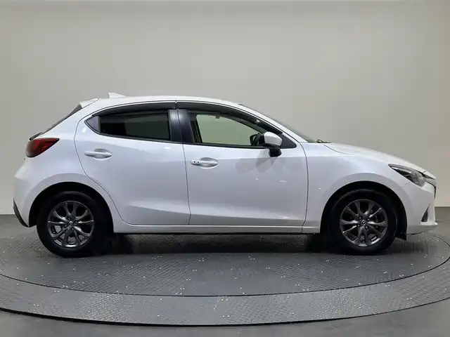 マツダ デミオ 13S ツーリング 愛媛県 2017(平29)年 4万km スノーフレイクホワイトパールマイカ 純正SDナビ/(Bluetooth/フルセグ)/バックカメラ/レーダークルーズコントロール/衝突被害軽減ブレーキ/レーンキープアシスト/コーナーセンサー/シートヒーター/ヘッドアップディスプレイ/ブラインドスポットモニター/ETC/ドアバイザー/オートマチックハイビーム/オートライト/プッシュスタート