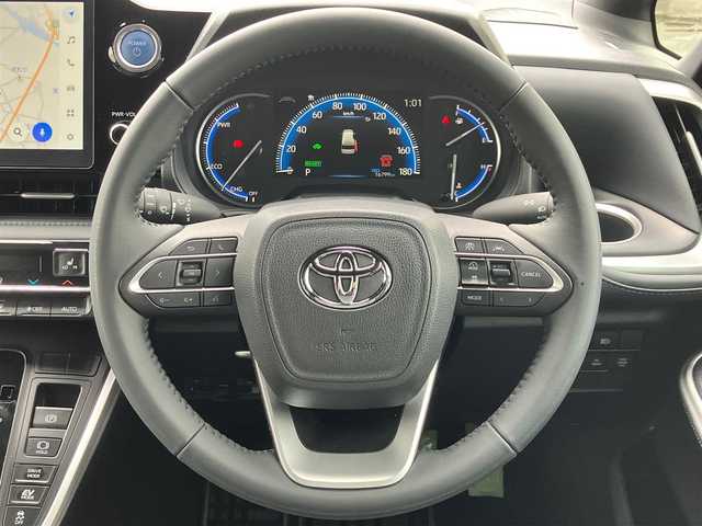 トヨタ ヴォクシー ハイブリッド S－Z 静岡県 2023(令5)年 1.7万km グリッターブラックガラスフレーク エンジンスタートボタン/保証書/取扱説明書/パワーステアリング/パワーウィンドウ/100V充電/アイドリングストップ/スマートキー/スペアキー/Wオートエアコン/クルーズコントロール/ETC2.0/USB入力端子/バックカメラ/純正10.5インチナビ（CD/DVD/BT/フルセグ）/三列シート/ウォークスルー/フロアマット/ハーフレザーシート/D席N席シートヒーター/両側パワースライドドア/純正アルミホイール/ABS/横滑り防止装置/コーナーセンサー前後/オートライト/オートマチックハイビーム/LEDヘッドライト/W＋サイドエアバック/衝突軽減システム