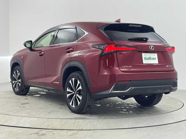 レクサス ＮＸ 300h Fスポーツ 熊本県 2020(令2)年 3万km レッドマイカクリスタルシャイン 三眼フルLEDヘッドランプ（ロー・ハイビーム）/　　　＋アダプティブハイビームシステム[AHS]/　　　＋ヘッドランプクリーナー/純正メーカーナビ　10.3インチワイドディスプレイ/・CD/DVD/Bluray/SD(MSV)/USB/Bluetooth//Miracast/＝＝＝＝＝/三眼ＬＥＤヘッドライト　純正メーカーナビ　パノラミックモニター　黒本革シート　パワーシート　　シートベンチレーション　レクサスセーフティシステムプラス　追従クルコン　パワーバックドア　純正ＡＷ　禁煙車