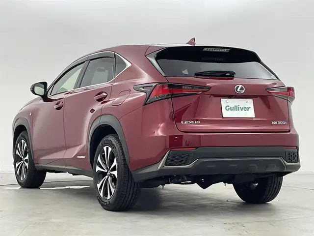 レクサス ＮＸ 300h Fスポーツ 群馬県 2020(令2)年 3万km レッドマイカクリスタルシャイン 三眼フルLEDヘッドランプ（ロー・ハイビーム）/　　　＋アダプティブハイビームシステム[AHS]/　　　＋ヘッドランプクリーナー/純正メーカーナビ　10.3インチワイドディスプレイ/・CD/DVD/Bluray/SD(MSV)/USB/Bluetooth//Miracast/＝＝＝＝＝/三眼ＬＥＤヘッドライト　純正メーカーナビ　パノラミックモニター　黒本革シート　パワーシート　　シートベンチレーション　レクサスセーフティシステムプラス　追従クルコン　パワーバックドア　純正ＡＷ　禁煙車