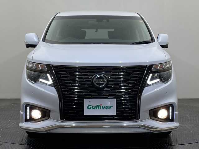 日産 エルグランド 250HWS S アーバンクロム 愛媛県 2021(令3)年 1.7万km ピュアホワイトパール １０型ナビ/フルセグ／Ｂｌｕｅｔｏｏｔｈ／ＣＤ／ＤＶＤ／ＵＳＢ/全方位カメラ/衝突軽減ブレーキ/ＥＴＣ/前後ドライブレコーダー/レーダークルーズコントロール/両側パワースライドドア/レーンキープアシスト/オットマン/ハーフレザーシート/LEDヘッドライト/前後コーナーセンサー