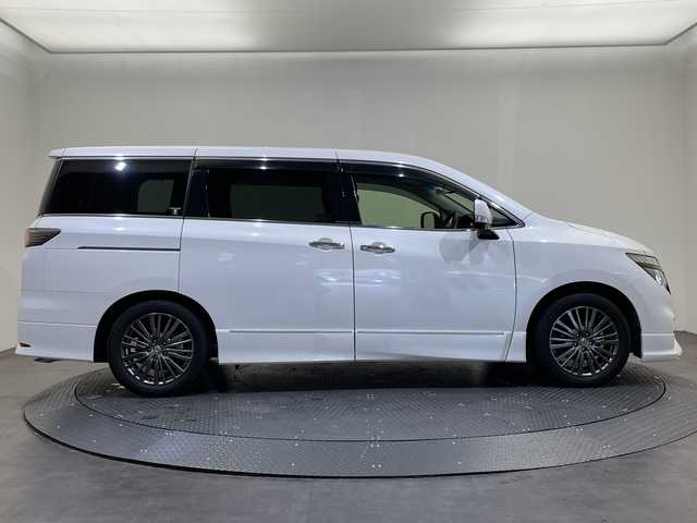 日産 エルグランド 250HWS S アーバンクロム 愛媛県 2021(令3)年 1.7万km ピュアホワイトパール １０型ナビ/フルセグ／Ｂｌｕｅｔｏｏｔｈ／ＣＤ／ＤＶＤ／ＵＳＢ/全方位カメラ/衝突軽減ブレーキ/ＥＴＣ/前後ドライブレコーダー/レーダークルーズコントロール/両側パワースライドドア/レーンキープアシスト/オットマン/ハーフレザーシート/LEDヘッドライト/前後コーナーセンサー