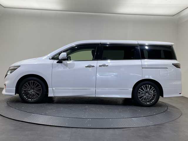 日産 エルグランド 250HWS S アーバンクロム 愛媛県 2021(令3)年 1.7万km ピュアホワイトパール １０型ナビ/フルセグ／Ｂｌｕｅｔｏｏｔｈ／ＣＤ／ＤＶＤ／ＵＳＢ/全方位カメラ/衝突軽減ブレーキ/ＥＴＣ/前後ドライブレコーダー/レーダークルーズコントロール/両側パワースライドドア/レーンキープアシスト/オットマン/ハーフレザーシート/LEDヘッドライト/前後コーナーセンサー