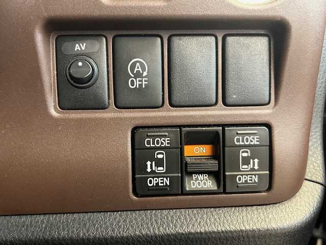 トヨタ エスクァイア Gi 静岡県 2015(平27)年 14.1万km スパークリングブラックパールクリスタルシャイン (株)IDOMが運営する【じしゃロン浜松店】の自社ローン専用車両になりますこちらは現金またはオートローンご利用時の価格です。自社ローンご希望の方は別途その旨お申付け下さい/純正ＳＤナビ(NSZT-Y64T)/SD/CD/DVD/フルセグTV/Bluetooth/３列シート/運転席＆助手席シートヒーター/ホット＆クールボックス/クルーズコントロール/ＭＴモード付ＡＴ/オートライト/ＥＴＣ/バックカメラ/スマートキー