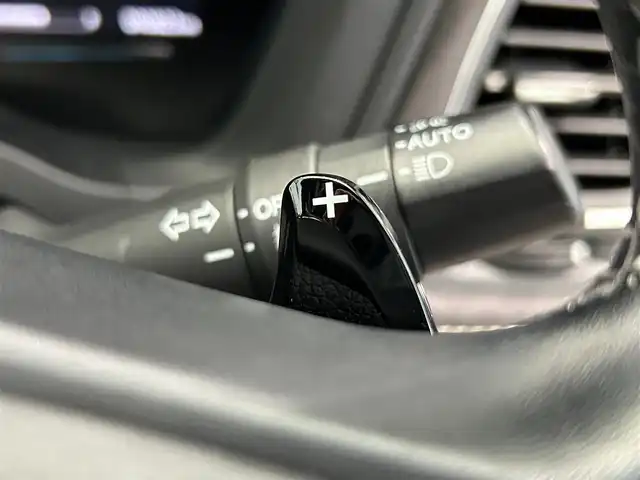 ホンダ ヴェゼル RS ホンダセンシング 鹿児島県 2017(平29)年 9.1万km ホワイトオーキッドパール 禁煙/純正ナビ（CD/DVD/Bluetooth/フルセグTV）/ホンダセンシング/○追突軽減ブレーキ〈CMBS〉/○レーンキープアシスト/○追従型クルーズコントロール/○路外逸脱抑制機能/○誤発進抑制機能/○先行車発進お知らせ機能/○標識認識機能/前席シートヒーター　/ＬＥＤヘッドライト　/オートライト　/前方ドライブレコーダー　/ＥＴＣ　/フロアマット/純正アルミホイール