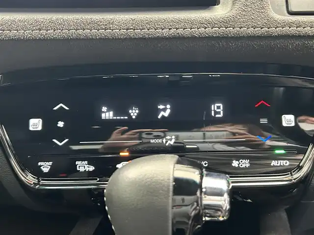 ホンダ ヴェゼル RS ホンダセンシング 鹿児島県 2017(平29)年 9.1万km ホワイトオーキッドパール 禁煙/純正ナビ（CD/DVD/Bluetooth/フルセグTV）/ホンダセンシング/○追突軽減ブレーキ〈CMBS〉/○レーンキープアシスト/○追従型クルーズコントロール/○路外逸脱抑制機能/○誤発進抑制機能/○先行車発進お知らせ機能/○標識認識機能/前席シートヒーター　/ＬＥＤヘッドライト　/オートライト　/前方ドライブレコーダー　/ＥＴＣ　/フロアマット/純正アルミホイール