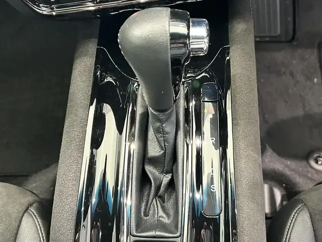 ホンダ ヴェゼル RS ホンダセンシング 鹿児島県 2017(平29)年 9.1万km ホワイトオーキッドパール 禁煙/純正ナビ（CD/DVD/Bluetooth/フルセグTV）/ホンダセンシング/○追突軽減ブレーキ〈CMBS〉/○レーンキープアシスト/○追従型クルーズコントロール/○路外逸脱抑制機能/○誤発進抑制機能/○先行車発進お知らせ機能/○標識認識機能/前席シートヒーター　/ＬＥＤヘッドライト　/オートライト　/前方ドライブレコーダー　/ＥＴＣ　/フロアマット/純正アルミホイール